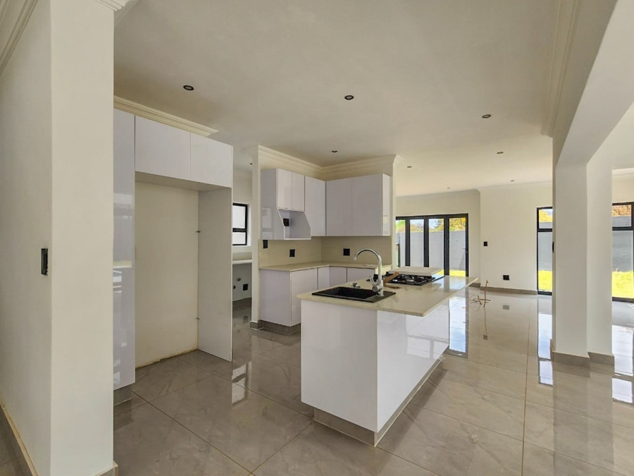 To Let 5 Bedroom Property for Rent in Melodie North West